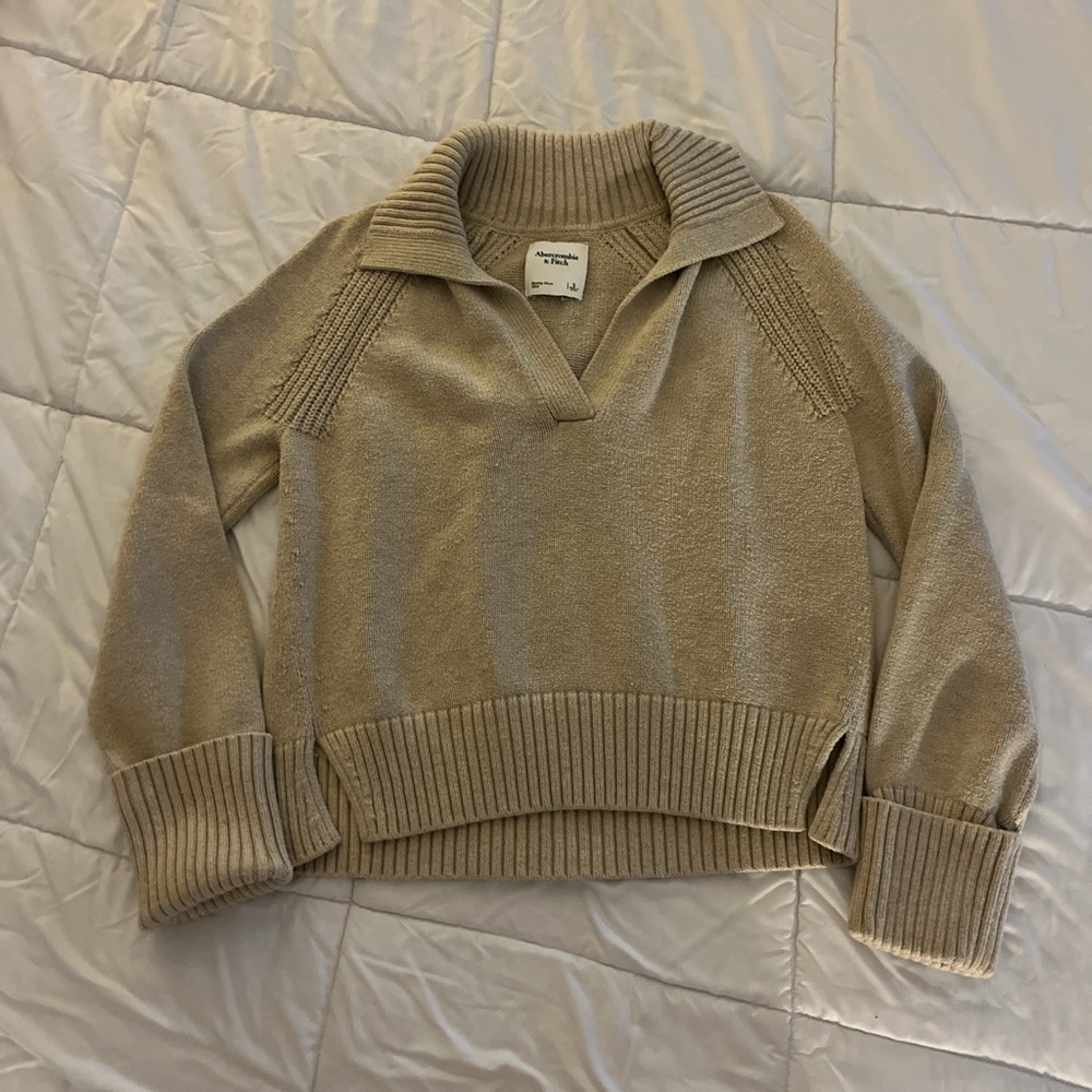 Abercrombie & Fitch Women's Tan V-Neck Sweater
